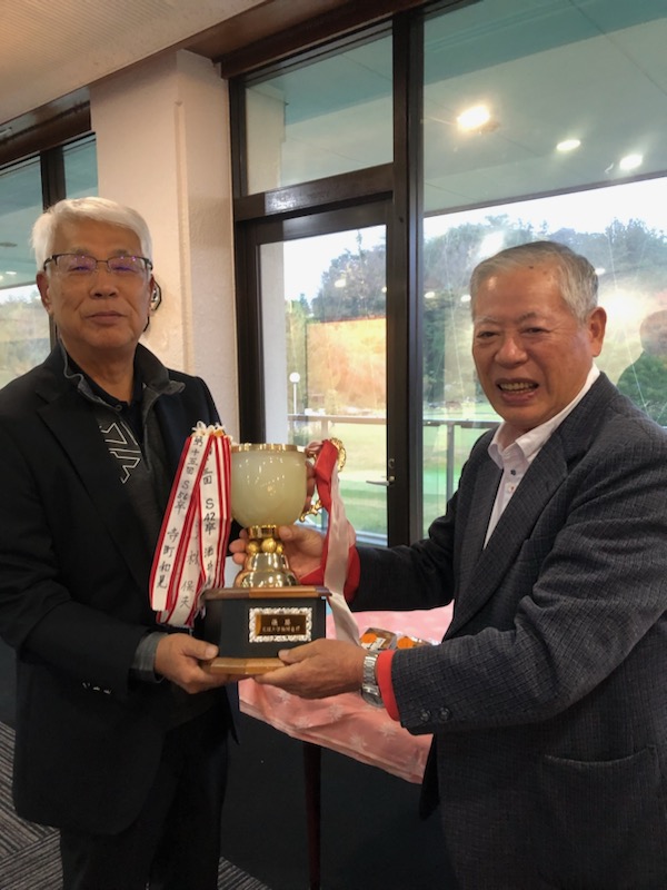 森澤副会長より野村隆氏に優勝杯の授与